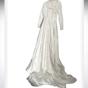 Vintage  Luxe Bow style Petals Modest Elegant A line Ivory wedding gown train